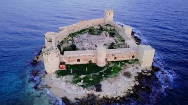 Kadim Kizkalesi 'ne tanık olun, Mersin Akdeniz kıyısındaki büyüleyici hava görüntüleriyle gün batımında 12. yüzyıl Bizans şatosunun devasa harabeleriyle adanın arkeolojik alanını keşfedin.. 