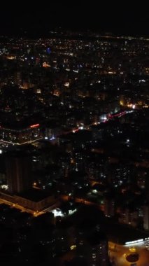 Yukarıdan gelen Mersin: Gece, şehir merkezindeki ışıklar göz kamaştırıcı, yakalama gecesi, şehir merkezindeki canlılık. Gece keşfi, şehir manzarası, kentsel ışıltı ve hayat manzarası. Yüksek kalite 4k görüntü
