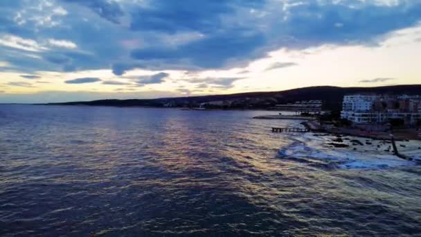 Drone Gün Batımında Akdeniz Kıyısı Boyunca Deniz Üzerinde Süzülür Alacakaranlık — Stok video
