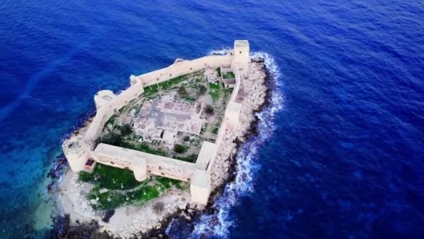 空撮中のキズカリシの古代の砦を目撃 日没時に地中海の海岸のビザンチン建築の証拠 巨大な遺跡で島の考古学的遺跡を探索する — ストック動画