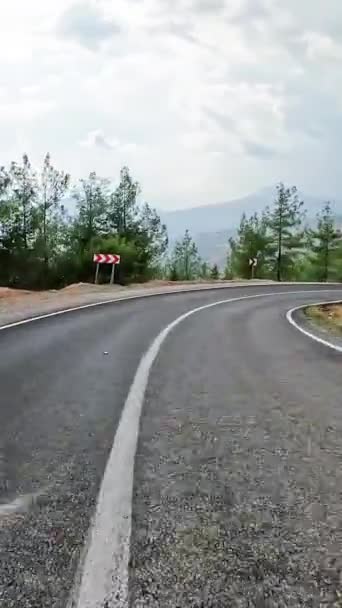 Parti Viaggio Strada Attraverso Strade Montagna Foreste Navigare Torsioni Trasforma — Video Stock