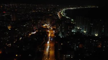 Şehir ışıkları, Mersin 'de bina hatları parıldıyor, şehrin ışıkları parlıyor ve şehrin ışıkları geceyi aydınlatıyor. Yüksek kalite 4k görüntü