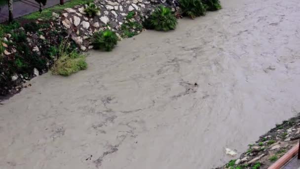 Грязная Вода После Дождя Горах Течет Дренажному Каналу Неся Море — стоковое видео