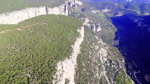 Drone Ekolojiyi Yakalar Yüksek Dağlardaki Dağ Manzarasını Ekolojiyi Keşfet Dağ — Stok video