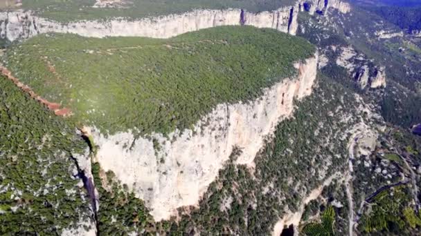 산에서 비행을 협곡을 협곡의 파노라마 숨막히는 자연의 아름다움을 드러내는 파노라마를 — 비디오
