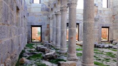  Cambazli Kilisesi, 5. yüzyıl kalıntıları, arkeoloji, Anadolu tarihi. Korunmuş sütunlar, arkeoloji, tarih, Mersin, Türkiye. Karayip başkentlerini, arkeolojisini, tarihini araştır. 
