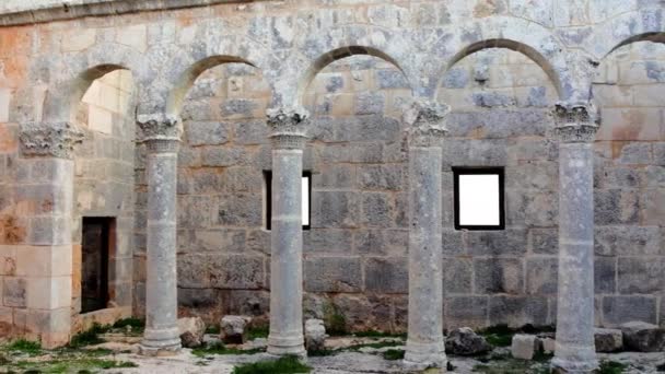 カンバズリ教会 アナトリアに保存された古代の建築コラム トルコのメルシンは 5世紀の古代建築コラムを展示しています 建築コラム カリントの首都を探索する — ストック動画