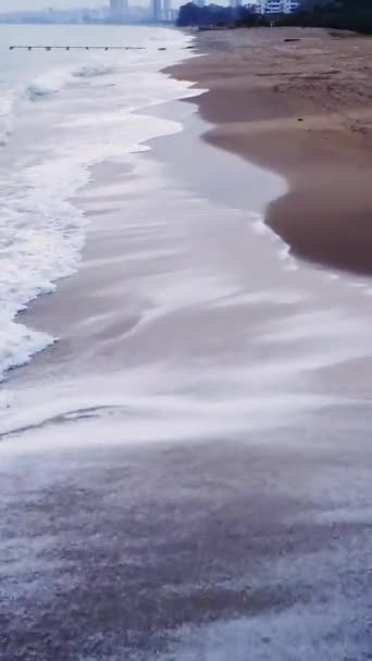 Baixo Voo Drone Longo Linha Surf Praia Arenosa Linha Costeira — Vídeo de Stock