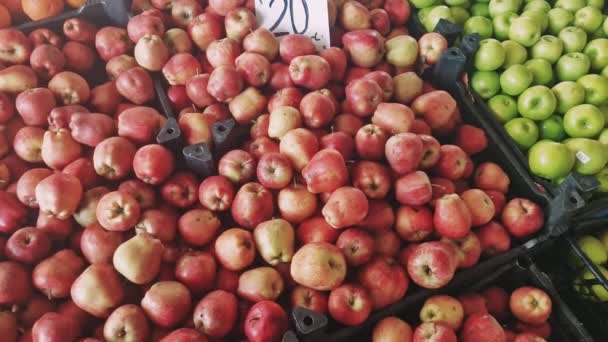 Nahaufnahmen Zeigen Lebendige Äpfel Marktstände Kisten Mit Reifen Produkten Frischer — Stockvideo