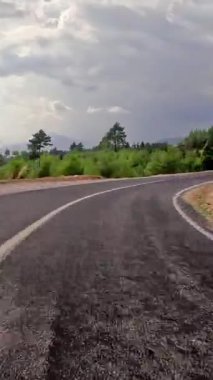 Serpentine Dağı 'nda ve orman yollarında hızla sür, keskin virajlarda hızını yakala. Birinci şahıs video, aşırı sürüşlerdeki hız, heyecan ve hassasiyeti ön plana çıkarıyor. Yüksek kaliteli görüntüler