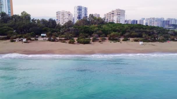 Nagrania Dronów Rejestrują Morze Plażę Miasto Powietrza Zbliżające Się Wybrzeża — Wideo stockowe