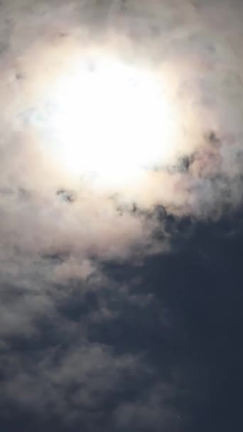 Büyüleyici Dolunay Gece Yarısı Korku Sahnesi Bulutlar Gece Gökyüzünde Geçiyor — Stok video