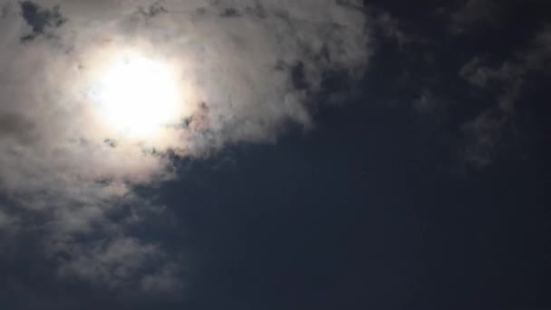 Fesselnder Vollmond Mitternacht Horrorszene Wolken Ziehen Nachthimmel Vorbei Dunkle Unheimliche — Stockvideo
