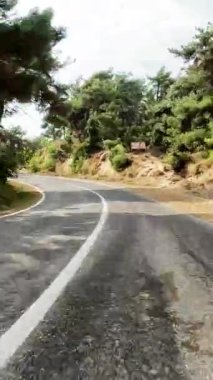 Dağ ve orman yollarında bir yolculuk yaşayın, bir yolculuk macerasının özünü yakalayın. Birinci şahıs bakış açısı yolculuk dinamiklerini, keskin dönüşleri ve yılanları ön plana çıkarır. Yüksek kaliteli görüntüler