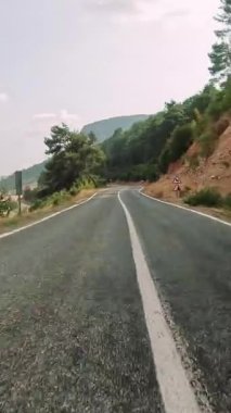 Dağ ve orman yollarında sakin bir yolculuk yaşayın. Yolculuk, keskin virajlar, yılansı yollar ve birinci şahıs yolculuk manzaralı meditasyon amaçlı bir yolculuk sunuyor.. 