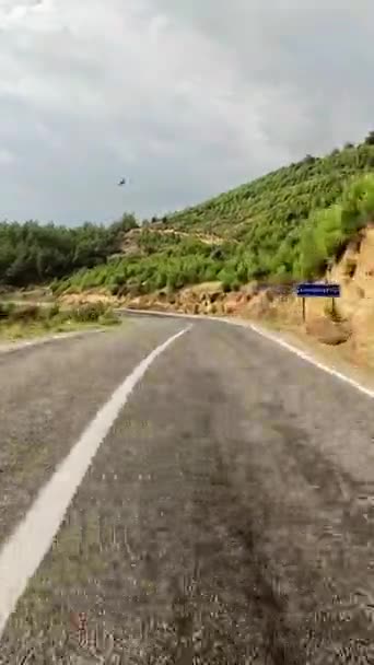 Conduce Con Velocidad Carreteras Montaña Bosques Mostrando Giros Bruscos Serpentinas — Vídeos de Stock
