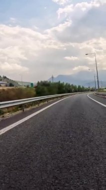 Bulutların ve otoyol kıvrımlarının arasından yükselmek. Birinci şahıs görüntüsü bulutu, keskin virajların ortasındaki otoban sükunetini, yılanları gözler önüne serer. Bulut, otoyol yolculuğu heyecan ve sükuneti harmanlıyor. Yüksek kaliteli görüntüler