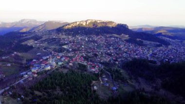 Panoramik İHA görüntüleri Türkiye 'de bir dağ kasabasını yakalıyor. Dağ kasabasının yüksek irtifa manzarası, manzaralar. Dağ kasabasının insansız hava aracı videosu, manzarayı gözler önüne seriyor. Yüksek kalite 4k görüntü