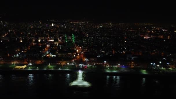 夜間に照らされたメルシンのパノラマドローンビュー イルミネーションされた街並みを映し出し 夜の美しさを表現する空中映像 メルシンでの夜 照らされた街並みのドローンビデオ — ストック動画