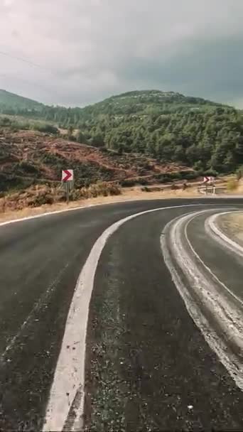 Navigare Pericoloso Torsioni Stradali Attraverso Montagna Foresta Vista Prima Persona — Video Stock