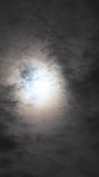 Boeiende Nachtelijke Hemel Video Met Volle Maan Bewegende Wolken Het — Stockvideo