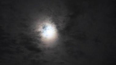 Dolunaylı büyüleyici bir gece gökyüzü videosu, hareket eden bulutlar, ürkütücü bir atmosfer yaratıyor. Dizi, dolunayı, kasvetli ve karanlık bir ortamda bulutları ön plana çıkarıyor. Dolunay ve bulutlar için ideal.. 