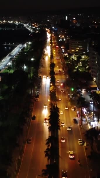 Mersin의 드론보기 뱅크먼트를 보여주는 자동차와 Mersin 캡처와 Mersin의 거리와 은행의 — 비디오