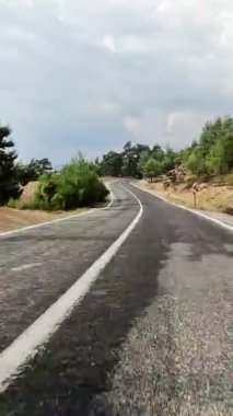 Hızla, keskin virajlarla ve yılanlarla zorlu dağ ve orman yollarında seyahat edin. Bu birinci şahıs görüntüsü seyahat heyecanı ve seyahat macerasının özünü yakalıyor.. 