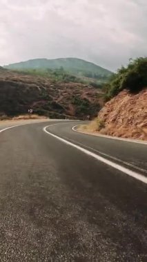 Tehlikeli dağlarda ve ormanlarda, keskin virajlarla yol alın. Tehlikeli, yol yılanı yollarının birinci şahıs görüntüsü. Tehlikeli, yol sürüşünün heyecanını yaşayın. Yüksek kaliteli görüntüler