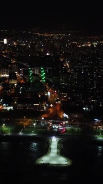 İnsansız hava aracı Mersin 'in aydınlatılmış şehir manzarasını gece yakalıyor. Mersin 'in gece manzarası, yukarıdan aydınlatılmış şehir manzarasını gösteriyor. Mersin 'in hava görüntüleri, aydınlatılmış şehir manzarası gece görülebiliyor.. 