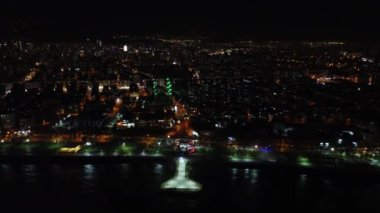 İnsansız hava aracı Mersin 'in aydınlatılmış şehir manzarasını gece yakalıyor. Mersin 'in gece manzarası, yukarıdan aydınlatılmış şehir manzarasını gösteriyor. Mersin 'in hava görüntüleri, aydınlatılmış şehir manzarası gece görülebiliyor.. 