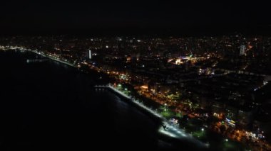 Geceleri Mersin şehrinin gökyüzü panoramik insansız hava aracı görüntüsü. Mersin 'in aydınlatılmış şehir siluetini gösteren gece görüntüleri. İnsansız hava aracı Mersin 'in gökyüzünü gece aydınlatan görüntüsünü yakaladı.