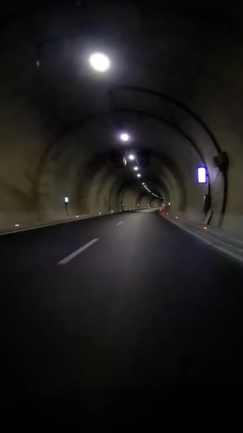 Auto Navigiert Durch Dunklen Straßentunnel Und Präsentiert Straßentunnelerfahrung Video Fängt — Stockvideo