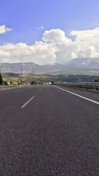 Conducir Asfalto Montaña Bosque Carretera Vista Primera Persona Captura Asfalto — Vídeo de stock