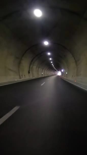 Samochód Opuszcza Tunel Odsłaniając Ciemność Autostrady Nagranie Samochodu Pokazuje Wyjście — Wideo stockowe