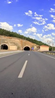 Yolculuk görüntüleri araba tüneline girdiğini, yol tünelini, yol dinamiklerini, yüksek kaliteli 4K görüntülerini gösteriyor.