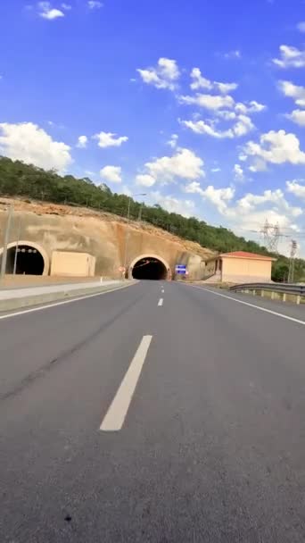 Nagrania Podróży Drogowej Pokazujące Samochód Wjeżdżający Tunelu Drogowego Przedstawiające Tunel — Wideo stockowe