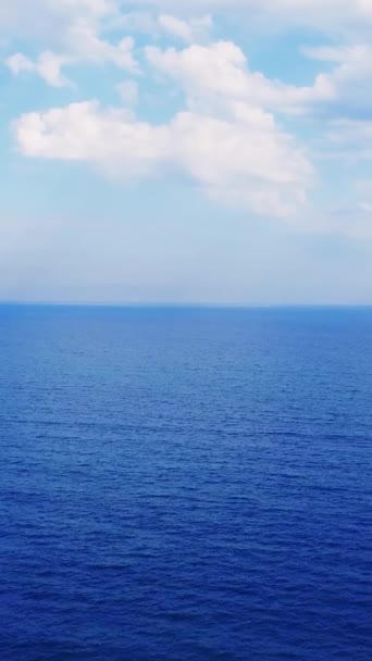 Epischer Flug Über Tiefblaues Meer Mit Malerischen Weißen Wolken Himmel — Stockvideo