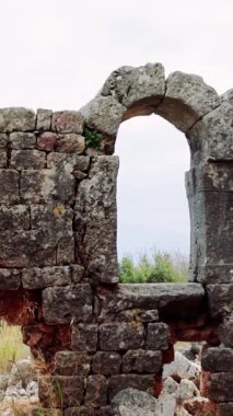 Okuzlu, Helenistik 'ten Bizans' a kadar yayılmış, arkeolojisi ile tanınan, üç nav bazilikalı hindi. Arkeoloji için ideal, hindi meraklıları, arkeolojiyi keşfetmek, antik harabelerdeki hindi.. 