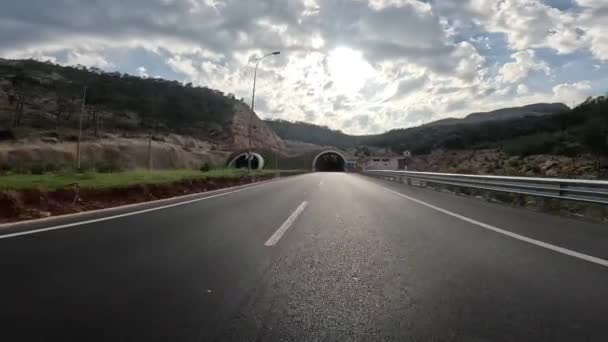 車の景色から撮影されたトンネルへのハイウェイの旅 ビデオは車のアプローチを示し 高速道路 トンネル相互作用を強調するハイウェイトンネルに入ります ハイウェイ トンネル入り口 内側に焦点を当てたビジュアル — ストック動画