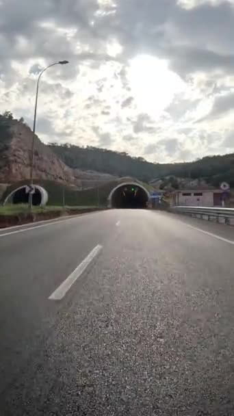 Viagem Auto Estrada Túnel Capturado Vista Carro Vídeo Mostra Aproximação — Vídeo de Stock
