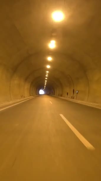 Автомобиль Выходит Тоннеля Показывает Шоссе Кадры Выделяются Землей Переход Автострады — стоковое видео