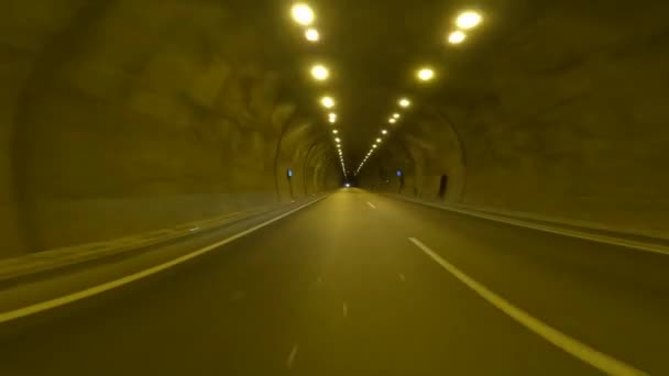 Körning Genom Tunneln Video Fångar Bilen Mörker Erfarenhet Körning Bil — Stockvideo