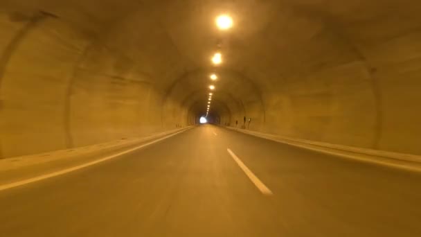 車はトンネルを出て高速道路を明らかにする フッテージハイライト地下 車内からのハイウェイ移行 地下車の瞬間をキャプチャし 高速道路の旅にハイウェイフォーカスに入ります — ストック動画