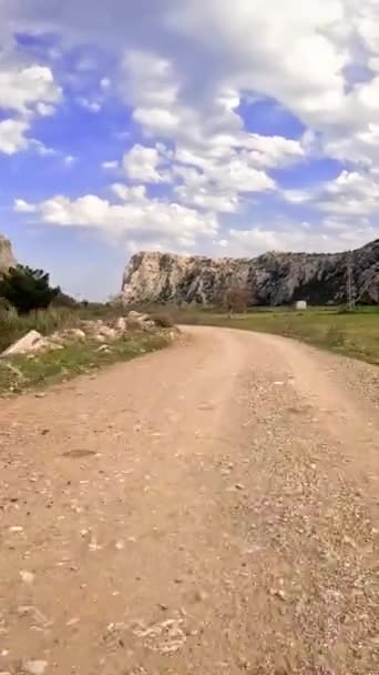 Ein Auto Fährt Auf Einem Unbefestigten Weg Durch Berge Bei — Stockvideo
