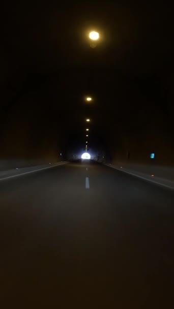 車は道路トンネルを出て 道路トンネルをキャプチャし 道路の旅の本質 ビデオはトンネル 車内からのロードトリップダイナミクスに焦点を当てています — ストック動画
