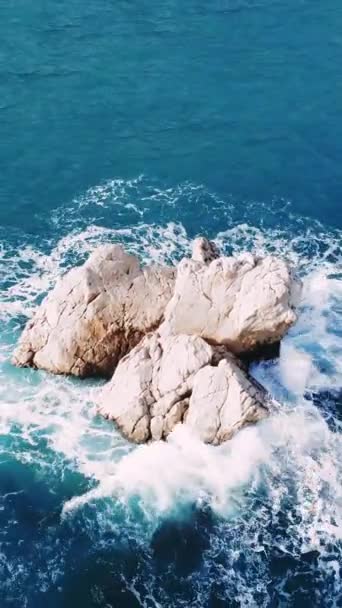 Drone Vangt Eiland Rots Rustige Zee Golven Overspoelen Heldere Blauwe — Stockvideo
