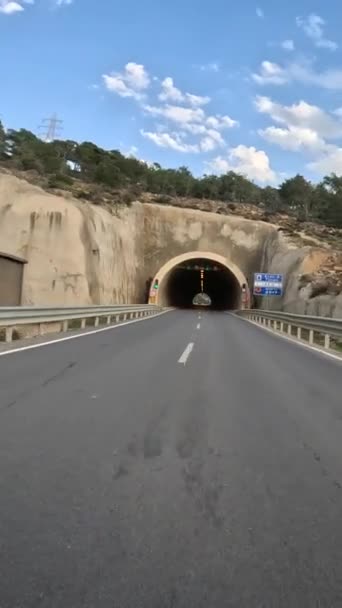 Машина Едет Через Туннель Захватывает Туннель Автомобильную Точку Зрения Видео — стоковое видео
