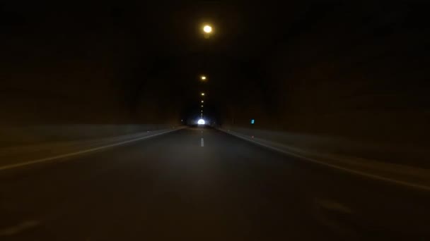 Bilen Lämnar Vägtunneln Fångar Vägtunneln Vägens Essens Video Fokuserar Tunnel — Stockvideo