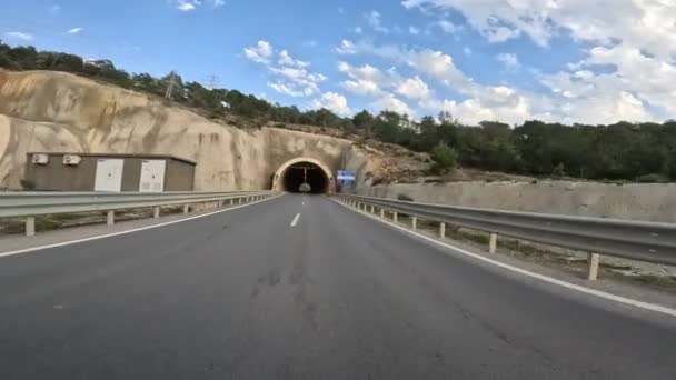 Samochód Przejeżdża Przez Tunel Przechwytuje Tunel Punkt Widzenia Samochodu Nagranie — Wideo stockowe